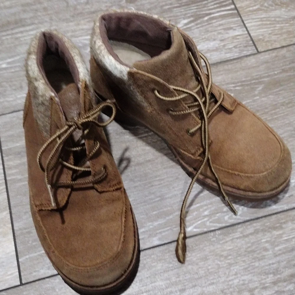UGG kids brown suede and shearling foot bed ankle boots. Size 3